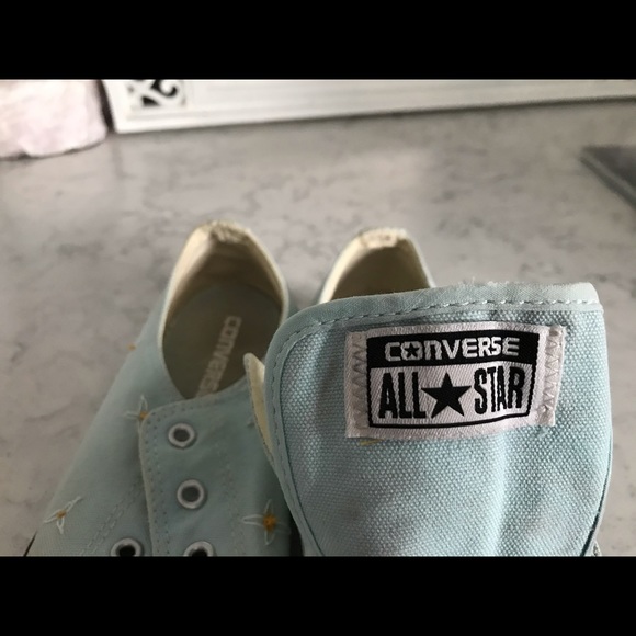 Hand embroidered flower converse - Picture 5 of 5